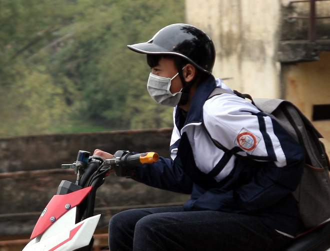 Hà Nội: Nước ô nhiễm nặng, bốc mùi nồng nặc vẫn phải bơm lên tưới cho hoa màu